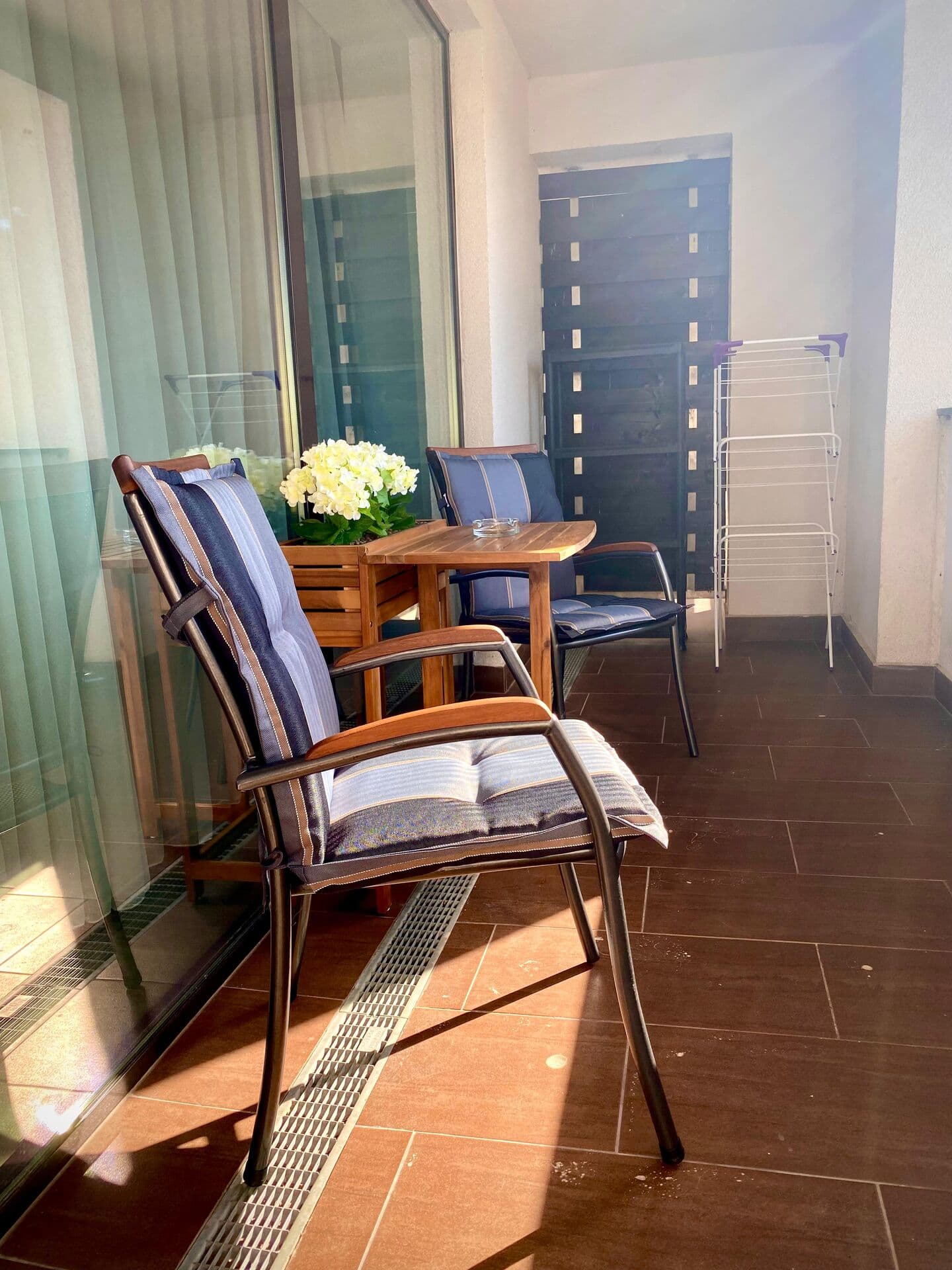 Balcon cu vedere spre piscină